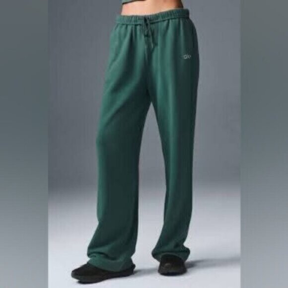 Alo Yoga Accolade Straight Leg Sweatpant in Winter Ivy dark Green - Picture 1 of 3